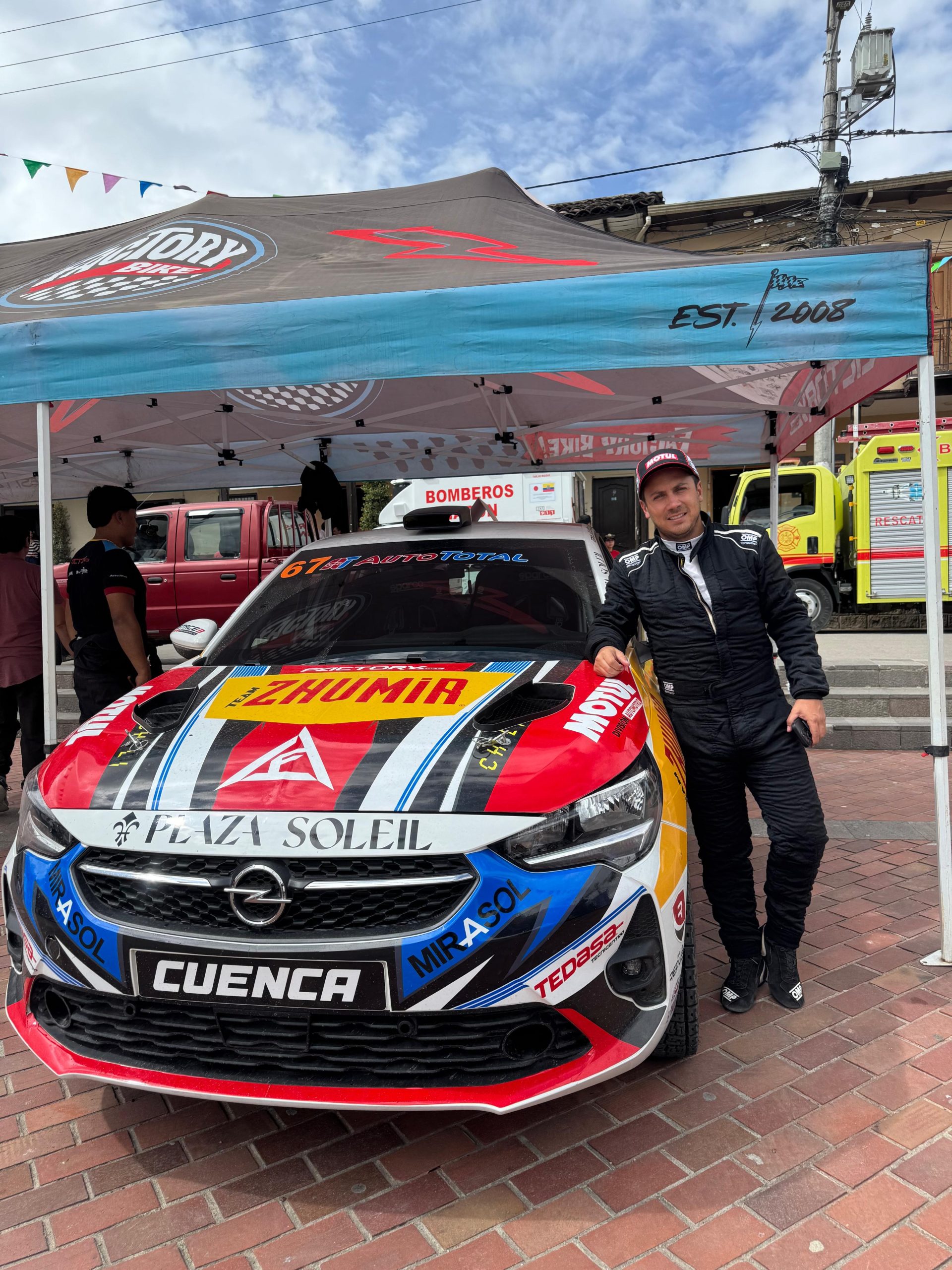 Diego Serrano junto a su Opel Corsa Rally4 en Nabón. /KYY