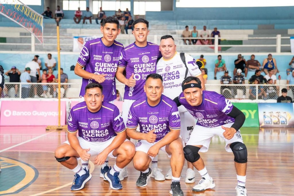 Equipo de Cuenca Sacros luego de la victoria en la primera fecha. /Cortesía