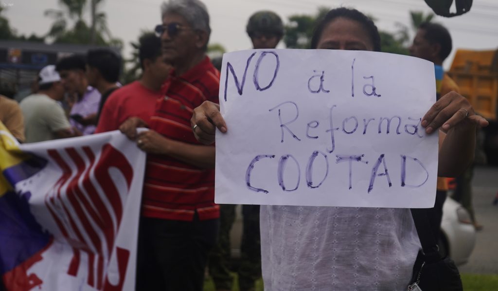 Hasta los exteriores de la Universidad Ecotec, donde sesiona la Asamblea Nacional, llegó un nutrido grupo de personas a gritar consignas en contra del gobierno de Daniel Noboa. Foto: API