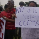 Hasta los exteriores de la Universidad Ecotec, donde sesiona la Asamblea Nacional, llegó un nutrido grupo de personas a gritar consignas en contra del gobierno de Daniel Noboa. Foto: API