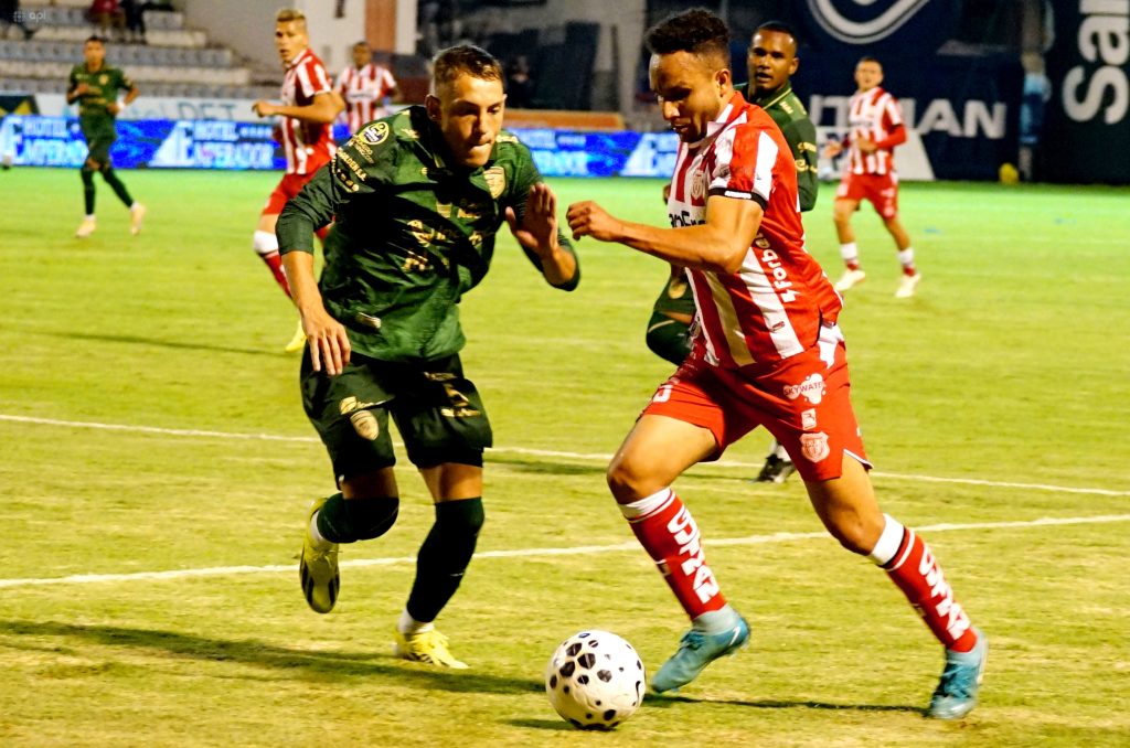 En el estadio Bellavista, Técnico Universitario y Orense empataron el partido. Foto: API