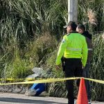 Identificado hombre cuyo cadáver fue encontrado con un panfleto en Cañar. La Policía Nacional investiga.