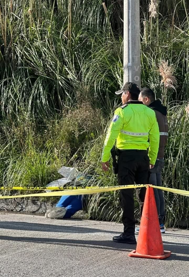 Identificado hombre cuyo cadáver fue encontrado con un panfleto en Cañar. La Policía Nacional investiga.