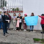 Padres de familia de la Unidad Educativa Manuel J. Calle durante el plantón en los exteriores de la institución. /PNH