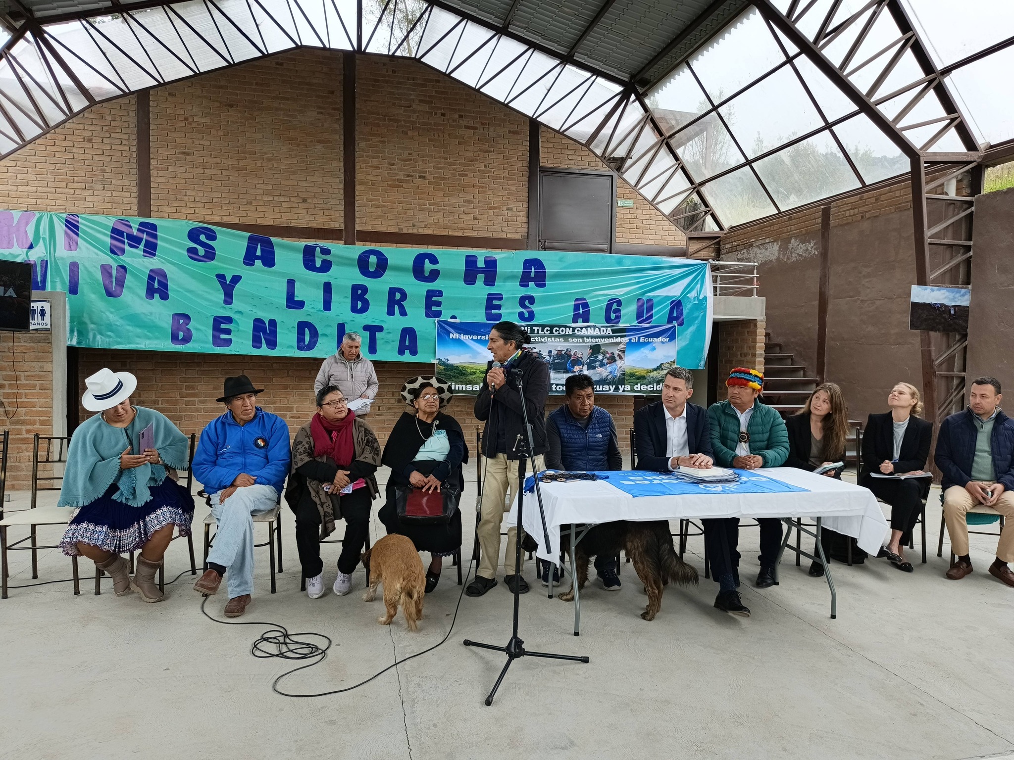 El embajador de Canadá, Craig Kowalik, mantuvo una reunión con representantes de la FOA y habitantes de comunidades cercanas a Quimsacocha. /Cortesía