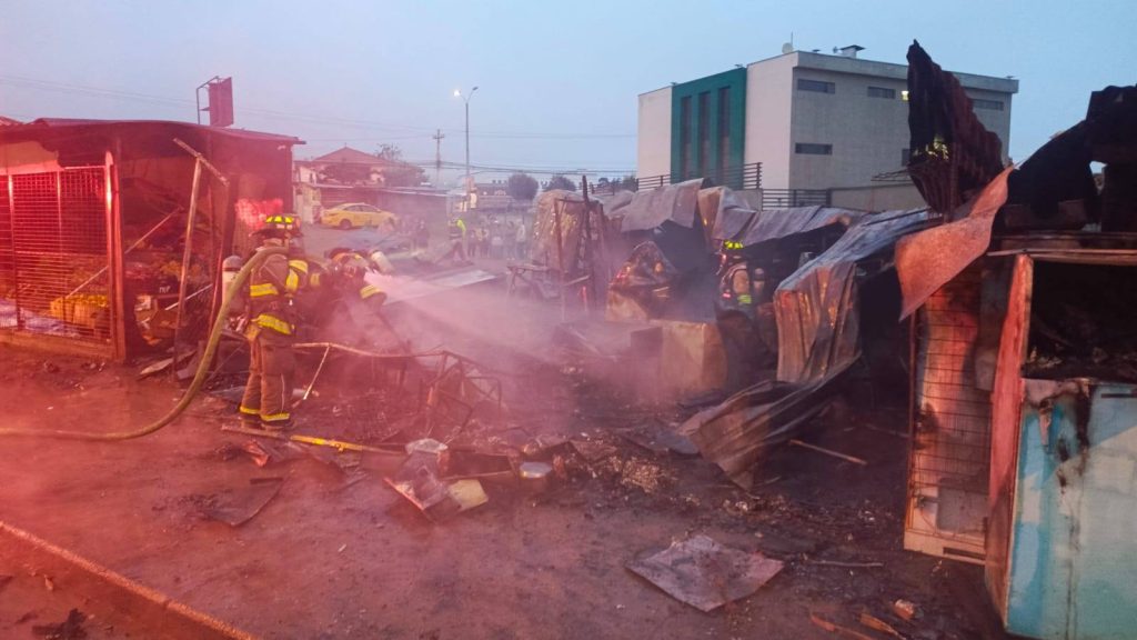 Los bomberos apagaron el fuego en el taller. Foto: Bomberos Cuenca