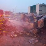 Los bomberos apagaron el fuego en el taller. Foto: Bomberos Cuenca