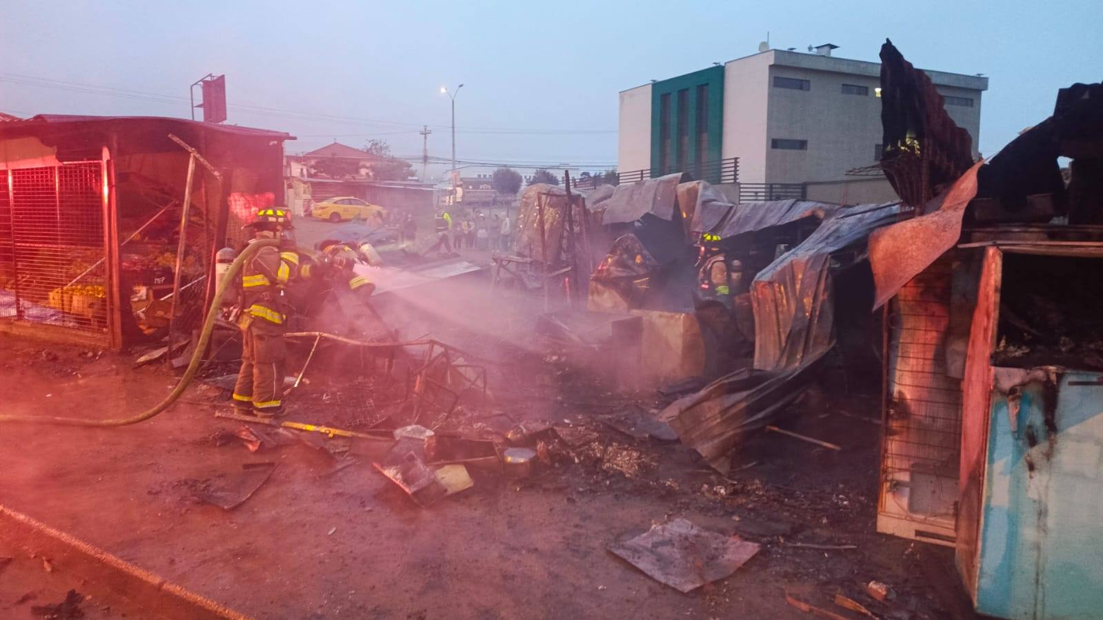 Los bomberos apagaron el fuego en el taller. Foto: Bomberos Cuenca