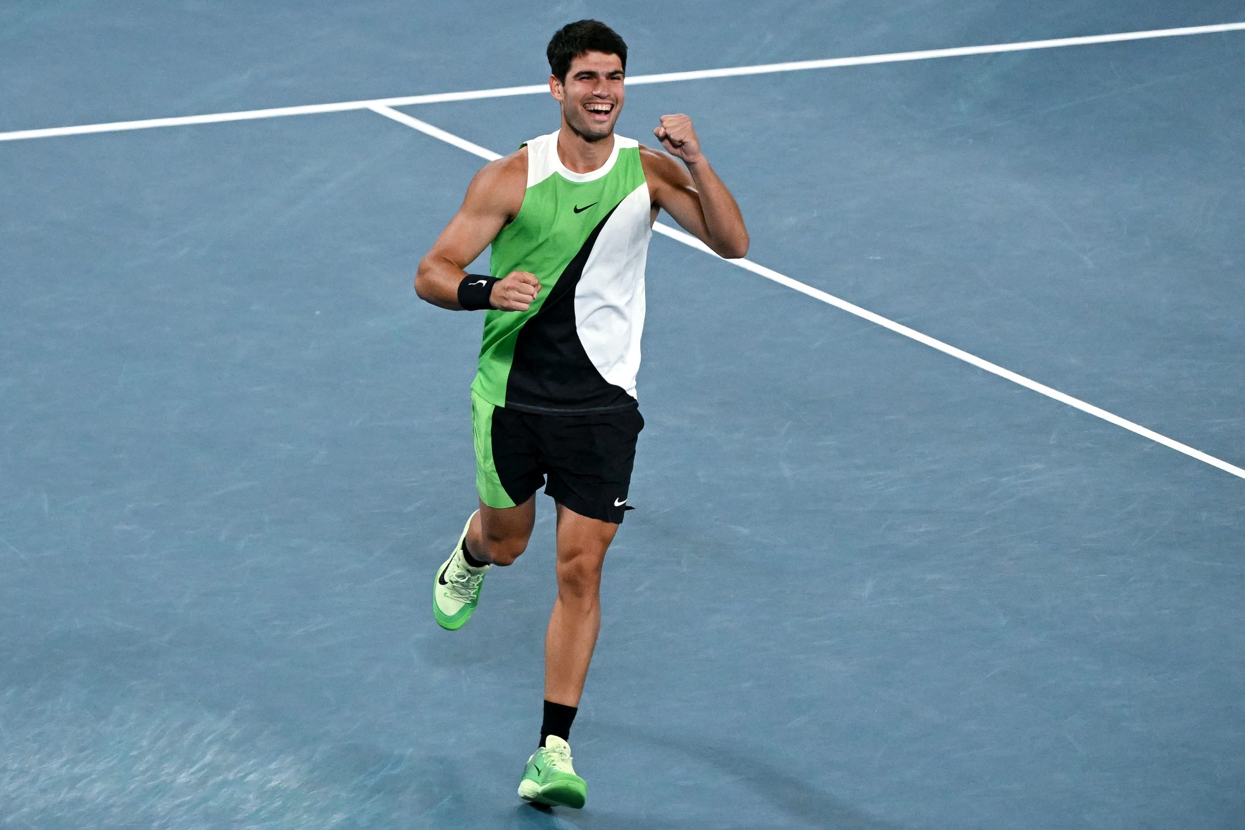 Carlos Alcaraz venció a Djokovik este 1 de febrero de 2026. Foto: AFP