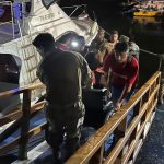 El personal de emergencia rescatando a personas después de que un barco de pasajeros se hundiera cerca de Puerto Ayora en la isla Santa Cruz en el archipiélago de Galápagos el 19 de febrero de 2026. /API