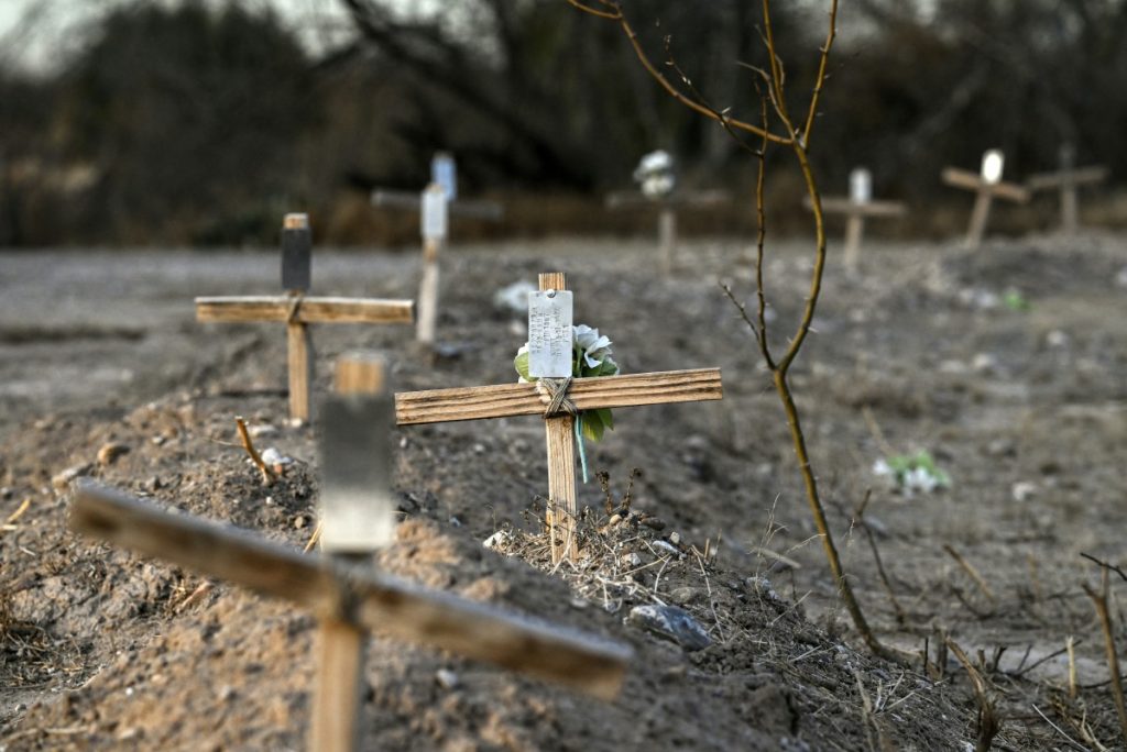 Cruces en honor a migrantes que murieron en la frontera y que murieron. Foto: AFP