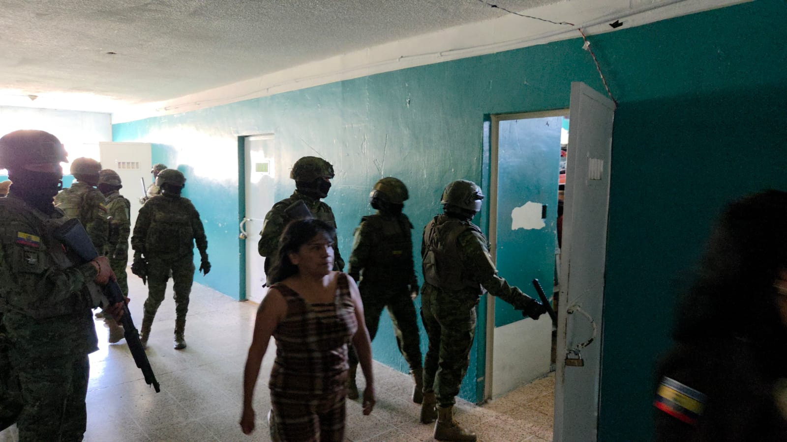 Militares encontraron celulares en la cárcel de mujeres de Azogues. En un operativo anterior también encontraron dispositivos móviles.