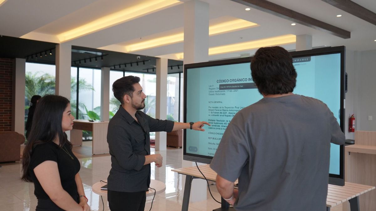 110 becas en nuevas tecnologías e IA para migrantes de Ecuador en EE.UU.