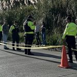 Un cadáver fue abandonado junto a la vía en Azogues, en Cañar. Tenía un panfleto. La Policía Nacional investiga.