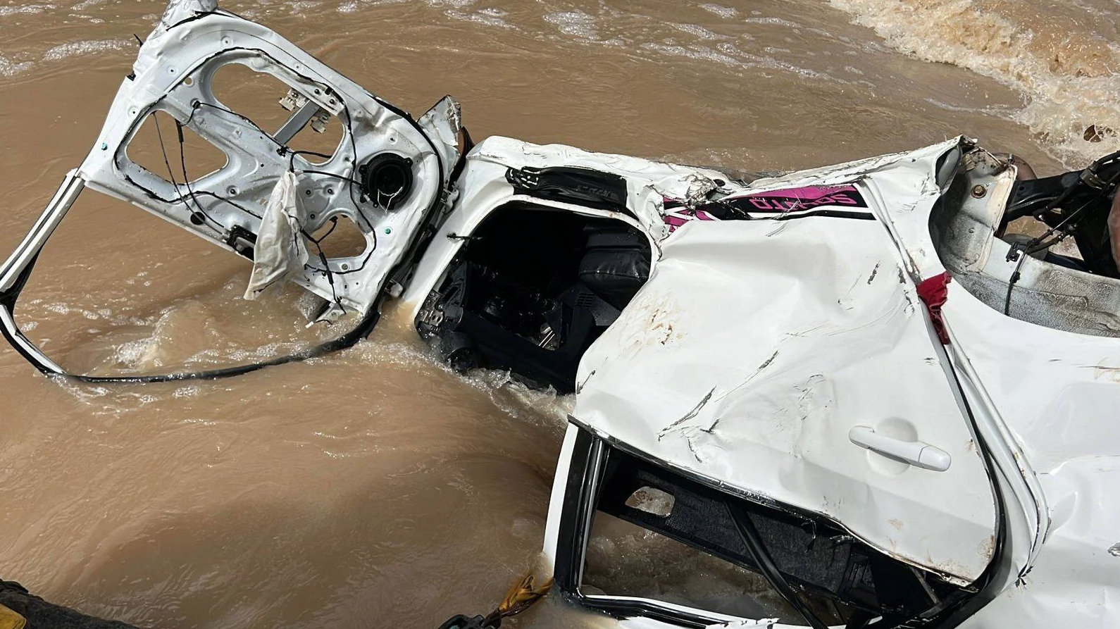 En redes sociales se compartieron imágenes del automotor hallado y en el que, se dice, viajaba el presidente la junta parroquial de Uzhcurrumi, Julio Enrique Macas Asanza. /Cortesía