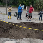 Este socavón apareció en uno de los extremos del puente en Sulupali. /Cortesía