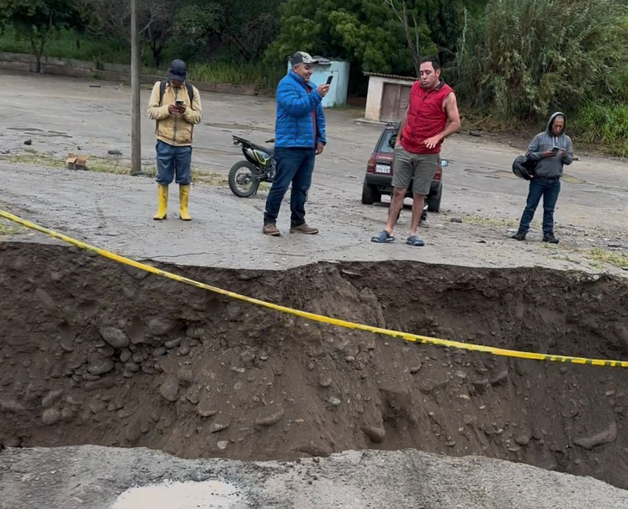 Este socavón apareció en uno de los extremos del puente en Sulupali. /Cortesía