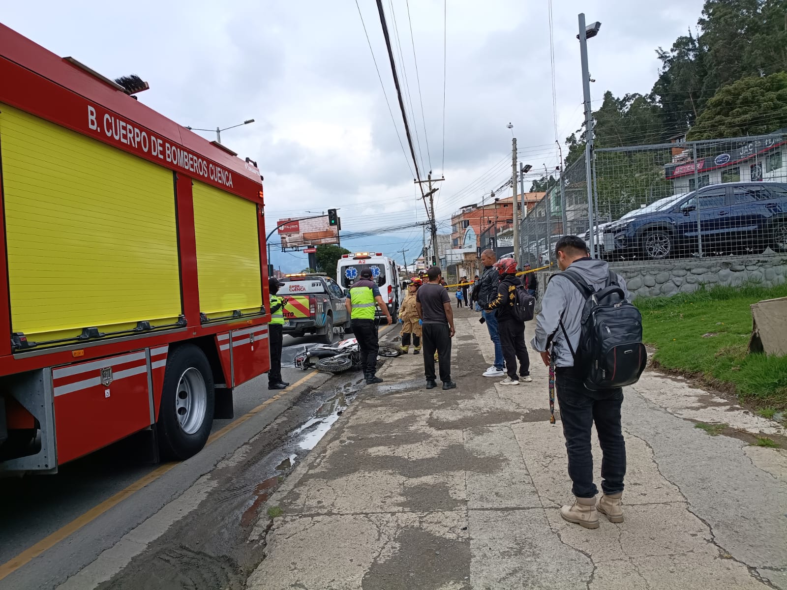 Bomberos acudieron hasta el lugar para atender la emergencia. Foto: Bolívar Pérez/El Mercurio