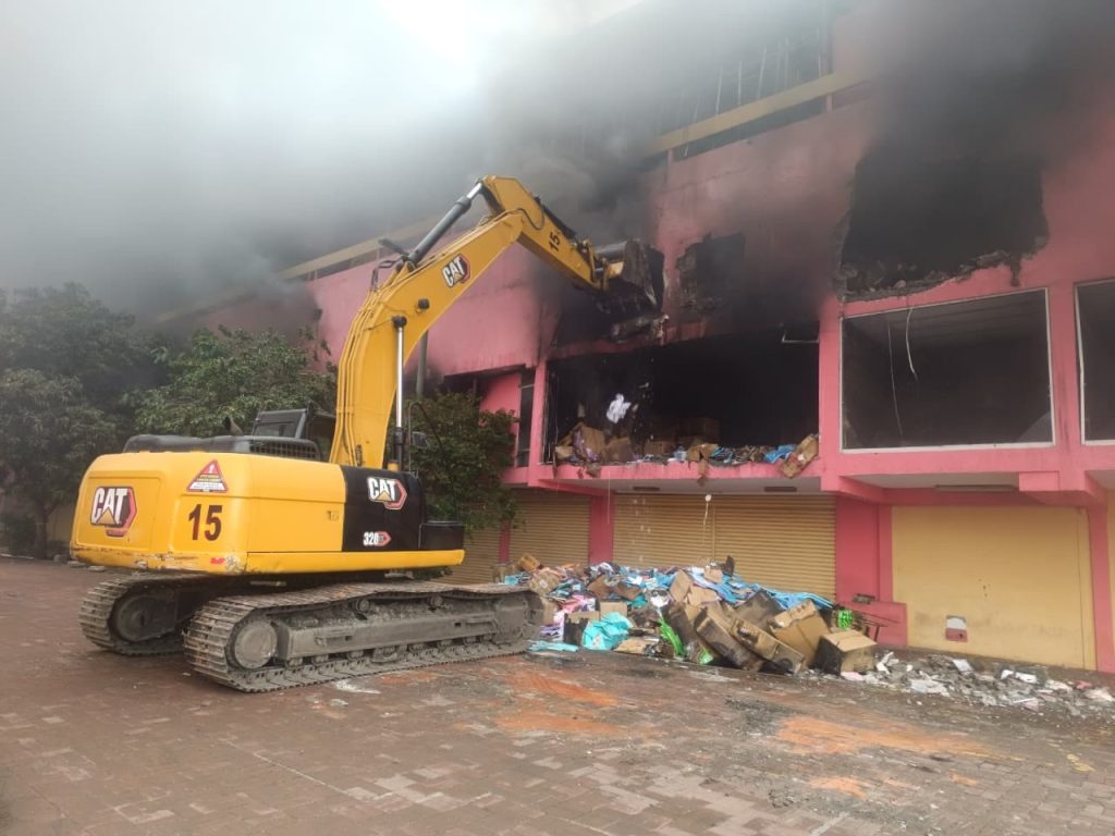 Docenas de personas trabajan en el lugar para apagar el incendio. Foto: Bomberos de Guayaquil