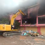 Docenas de personas trabajan en el lugar para apagar el incendio. Foto: Bomberos de Guayaquil