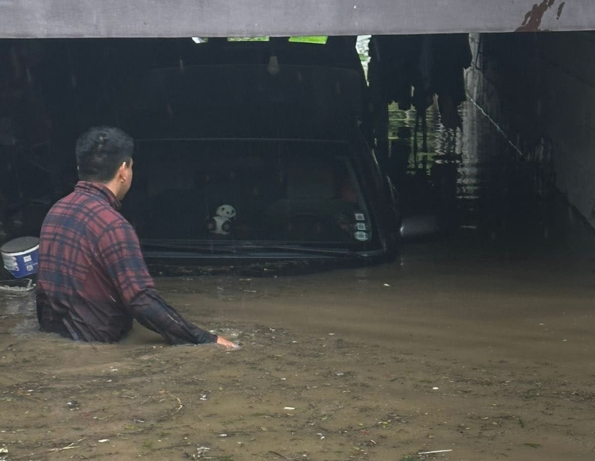 Las intensas lluvias provocaron inundaciones en Cuenca. Foto: ECU911