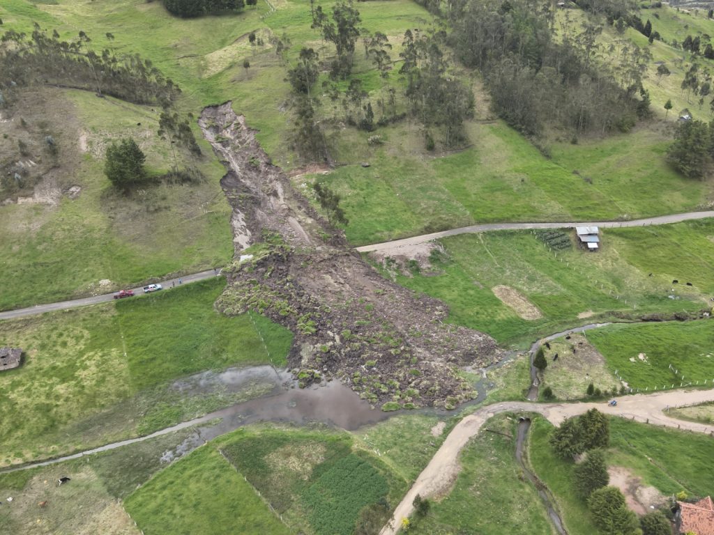 Imágenes del grave deslizamiento de tierra ocurrido en Gualalcay, parroquia El Valle. /Cortesía