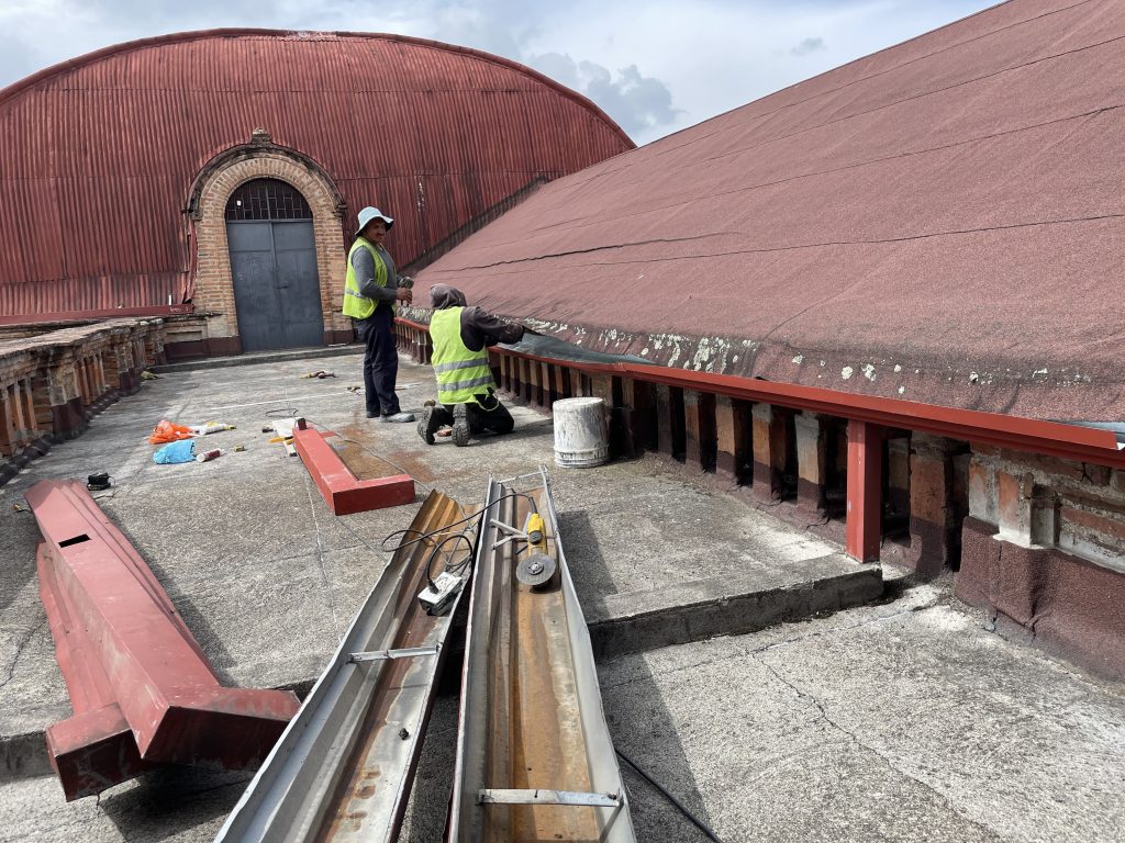 Por En los techos y cúpulas del colegio Benigno Malo se arreglan las canaletas para evitar filtraciones de agua. Foto: El Mercurio