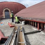 Por En los techos y cúpulas del colegio Benigno Malo se arreglan las canaletas para evitar filtraciones de agua. Foto: El Mercurio