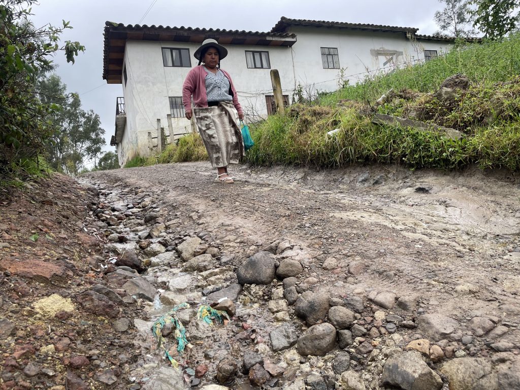 Moradores reclaman el mal estado de la vía. Foto: El Mercurio