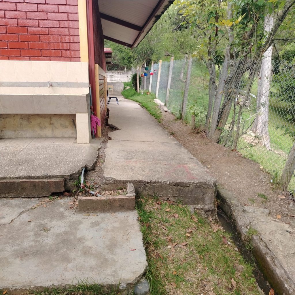 Las escuelas rurales de Cuenca presentan una serie de problemas que no han sido atendidos. Foto: El Mercurio