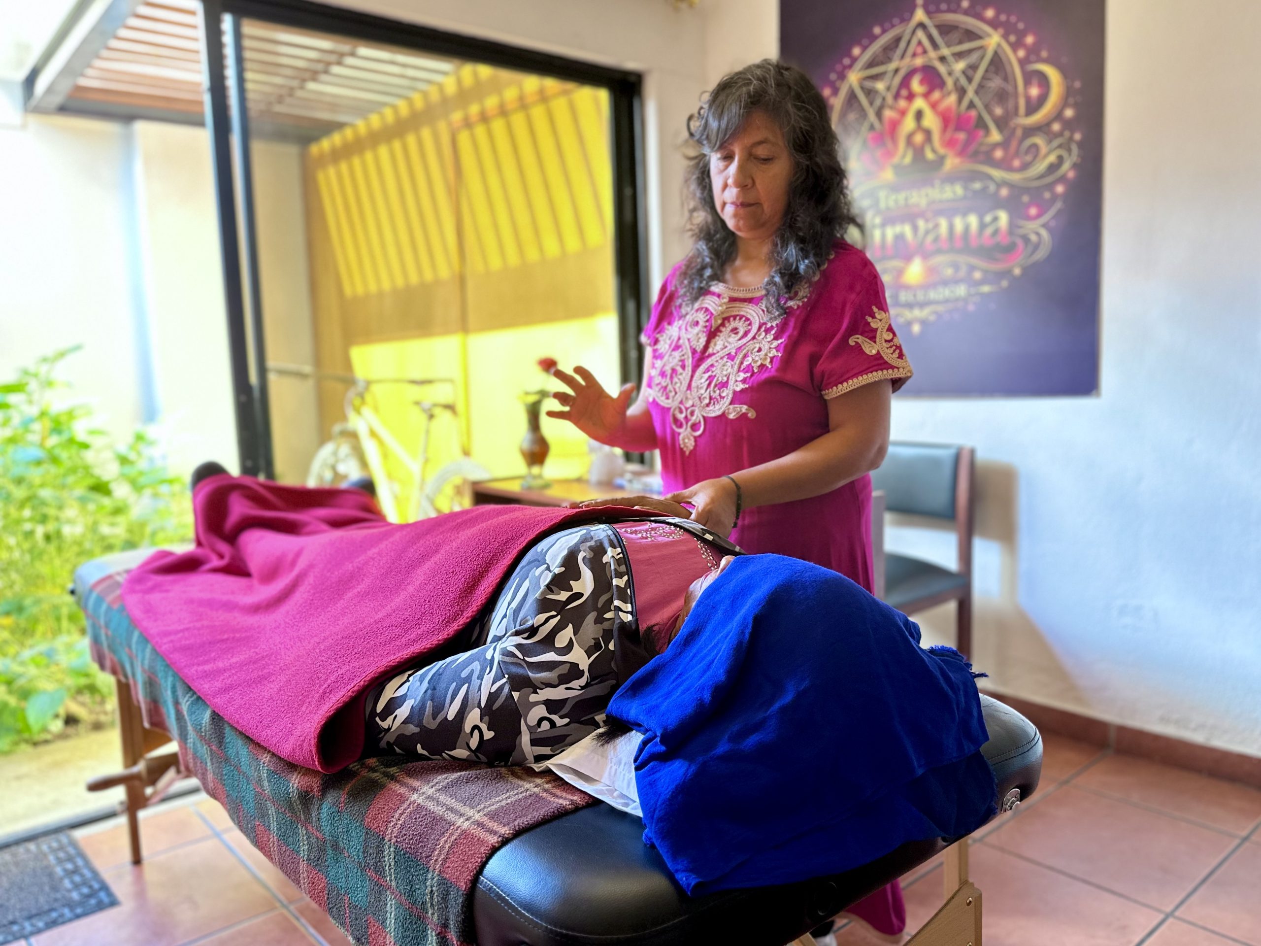 Fanny Becerra durante una de las sesiones de bioingeniería cuántica. /Cortesía