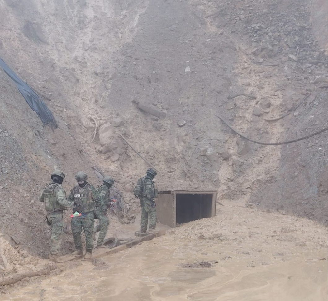 Militares destruyeron maquinaria usada para minería ilegal en Camilo Ponce Enríquez, en Azuay. También decomisaron motos y combustible.