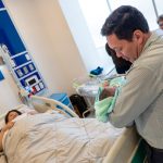 El alcalde de Cuenca anunció el nacimiento del primer bebé en el Hospital de El Valle. Foto: Alcaldía