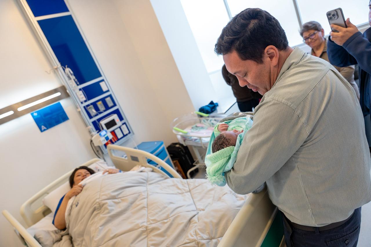 El alcalde de Cuenca anunció el nacimiento del primer bebé en el Hospital de El Valle. Foto: Alcaldía