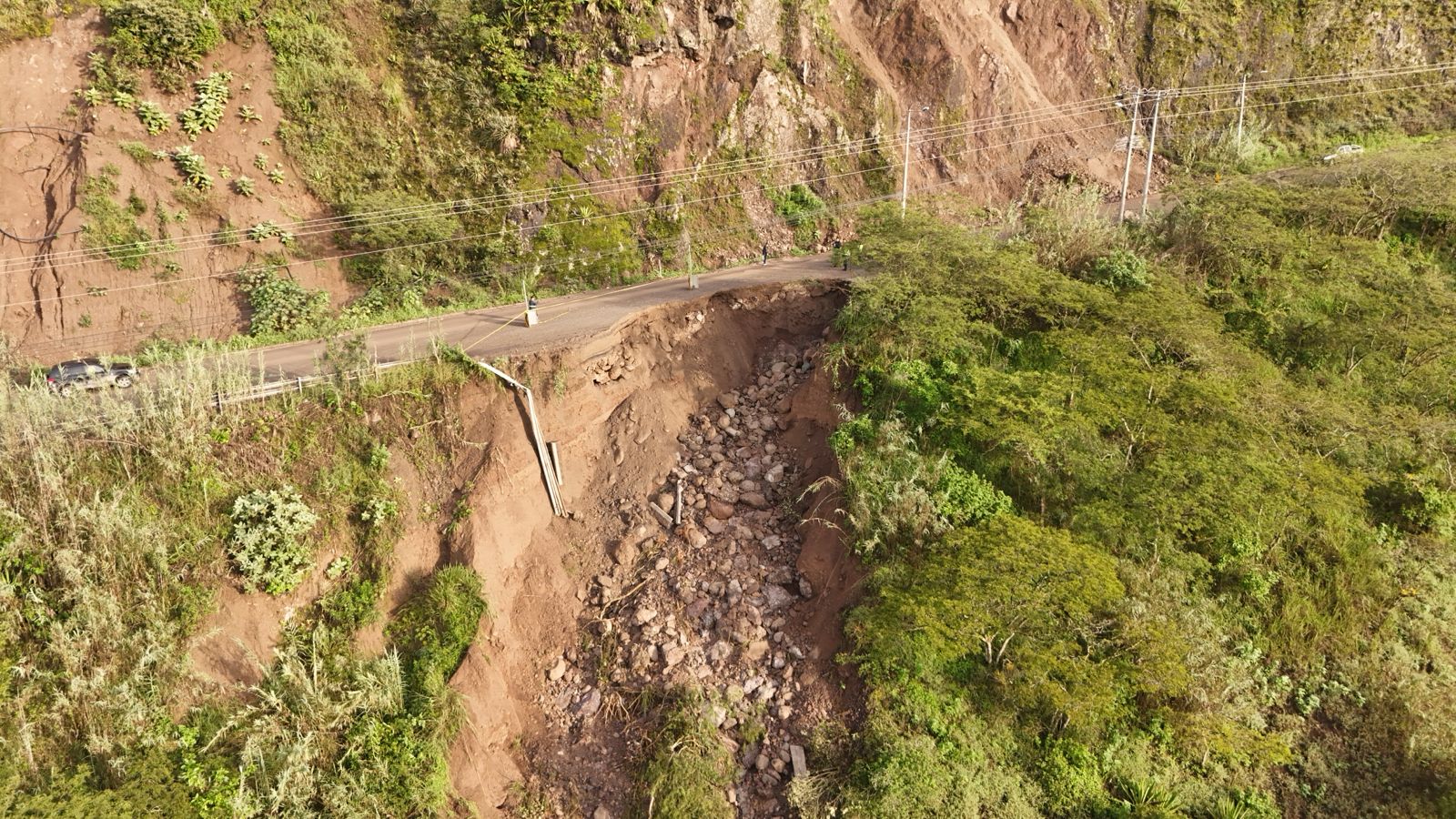 Así quedó la vía Cuenca-Girón-Pasaje luego de la destrucción parcial de la calzada. Foto:Jacob Peralta/El Mercurio