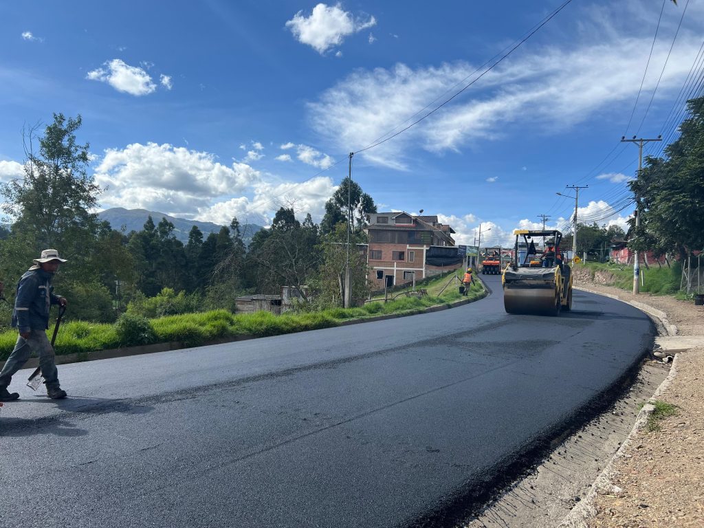 La vía La Compañía está siendo intervenida por el Municipio de Cuenca. Foto: Alcaldía