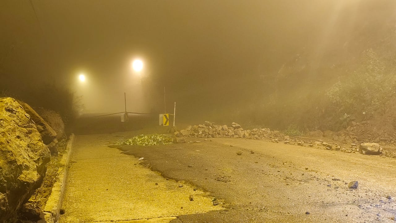 La vía Cuenca-Girón-Pasaje está cerrada la mañana de este 5 de febrero de 2026. Foto: CTE