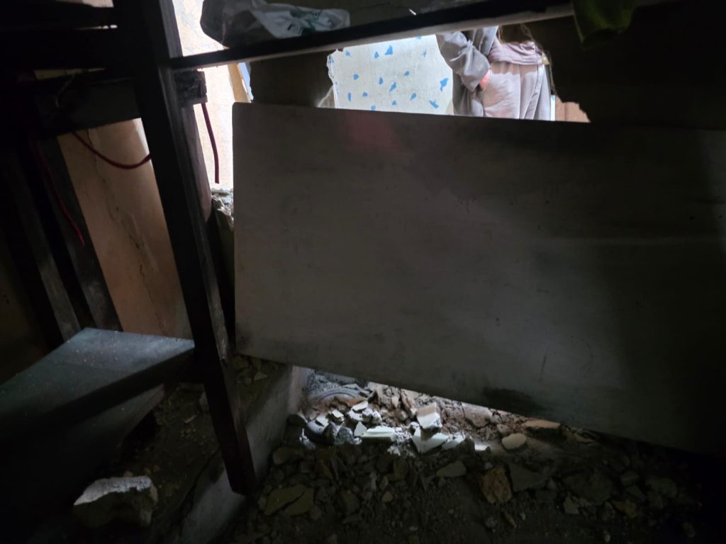 Para robar un local comercial en el Centro Histórico de Cuenca, desconocidos dañaron una de las paredes. /Cortesía