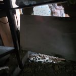 Para robar un local comercial en el Centro Histórico de Cuenca, desconocidos dañaron una de las paredes. /Cortesía