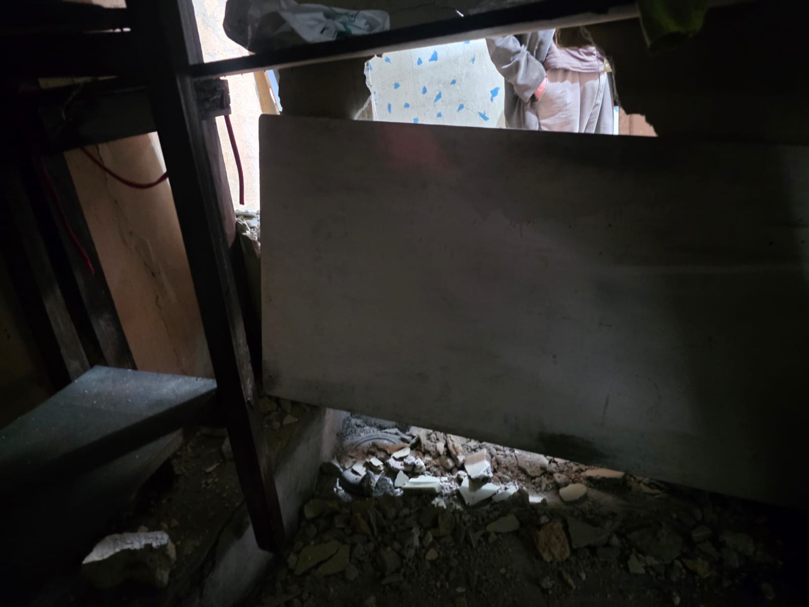 Para robar un local comercial en el Centro Histórico de Cuenca, desconocidos dañaron una de las paredes. /Cortesía