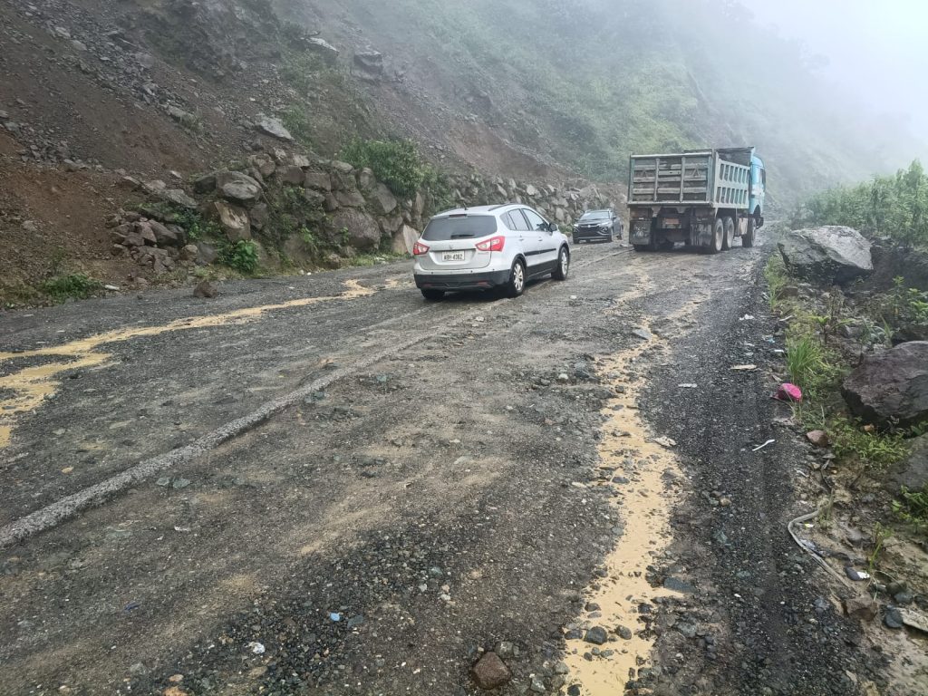 Así se ve la vía Cuenca-Molleturo-El Empalme entre los kilómetros 90 y 92. Foto: Bolívar Pérez/El Mercurio