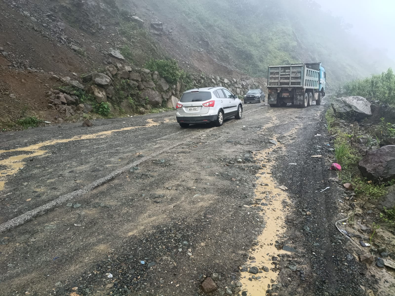 Así se ve la vía Cuenca-Molleturo-El Empalme entre los kilómetros 90 y 92. Foto: Bolívar Pérez/El Mercurio
