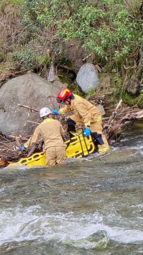 Los bomberos de Cuenca rescataron el cuerpo en Sayausí. Foto: cortesía