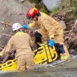 Los bomberos de Cuenca rescataron el cuerpo en Sayausí. Foto: cortesía