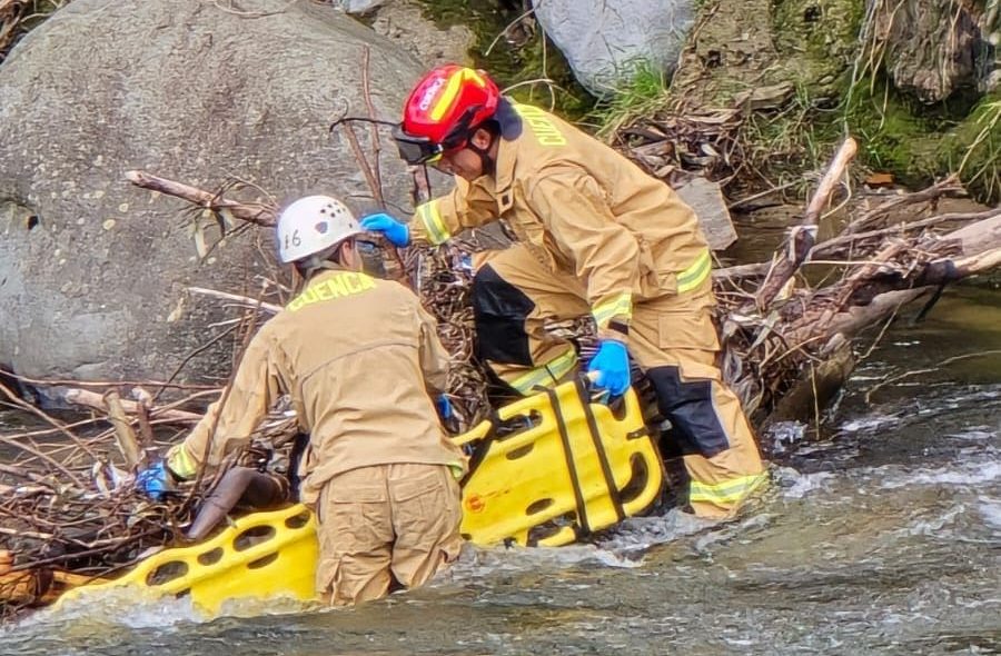 Los bomberos de Cuenca rescataron el cuerpo en Sayausí. Foto: cortesía