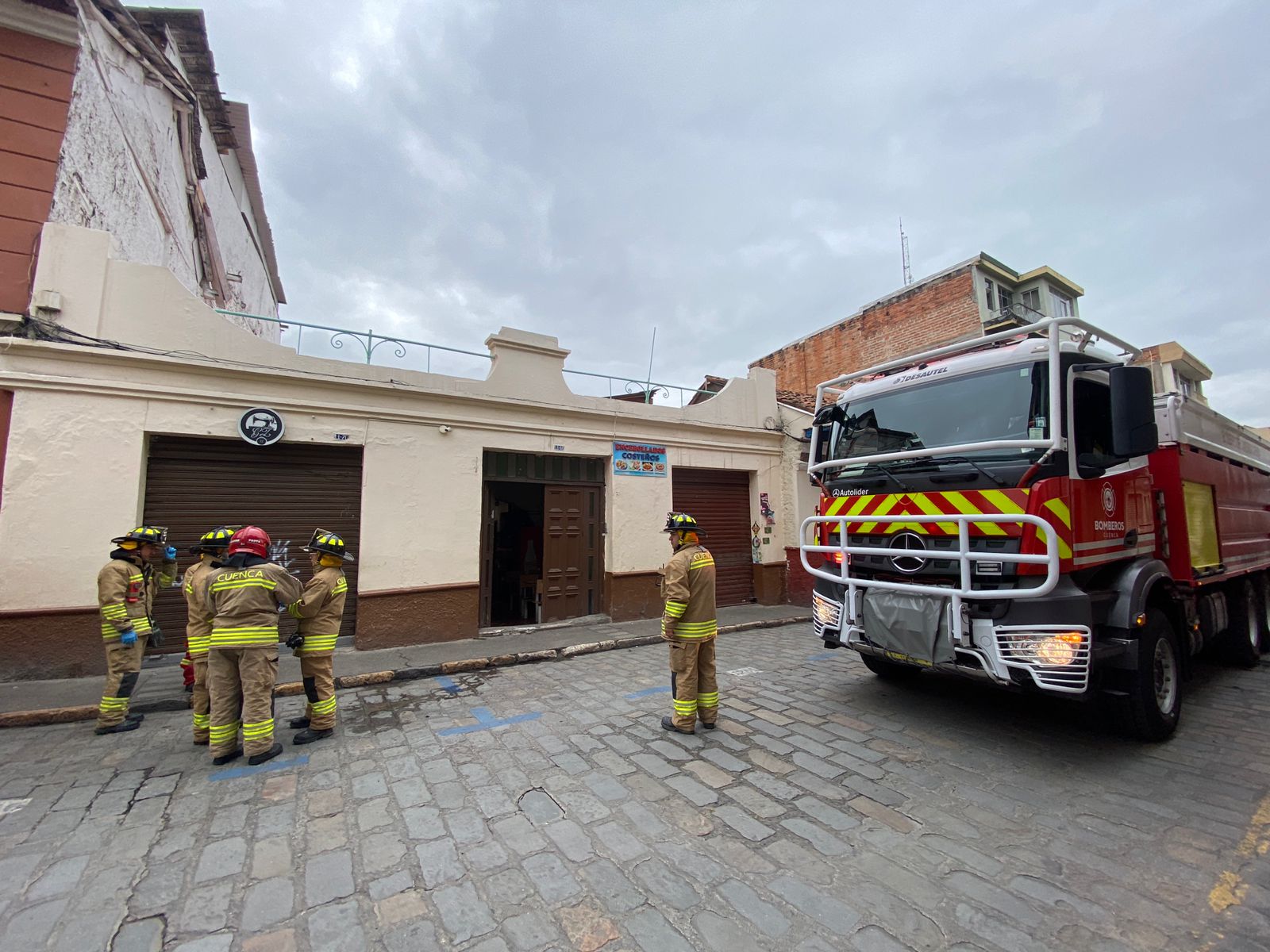 Bomberos de Cuenca apagaron el incendio este 18 de febrero de 2026. Foto: Xavier Caivinagua/El Mercurio