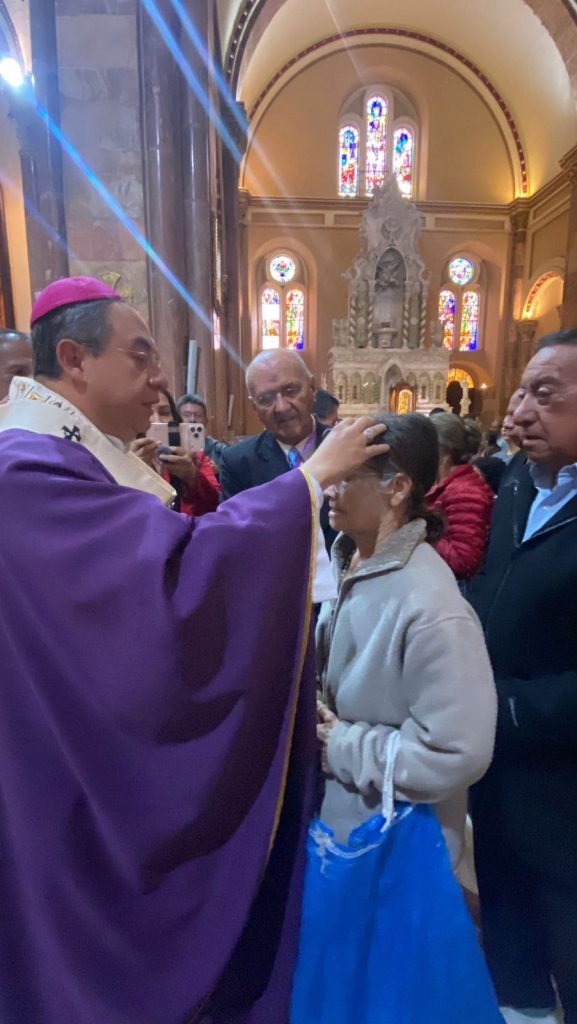 Cientos de creyentes católicos acudieron a la Catedral de Cuenca. Foto: El Mercurio