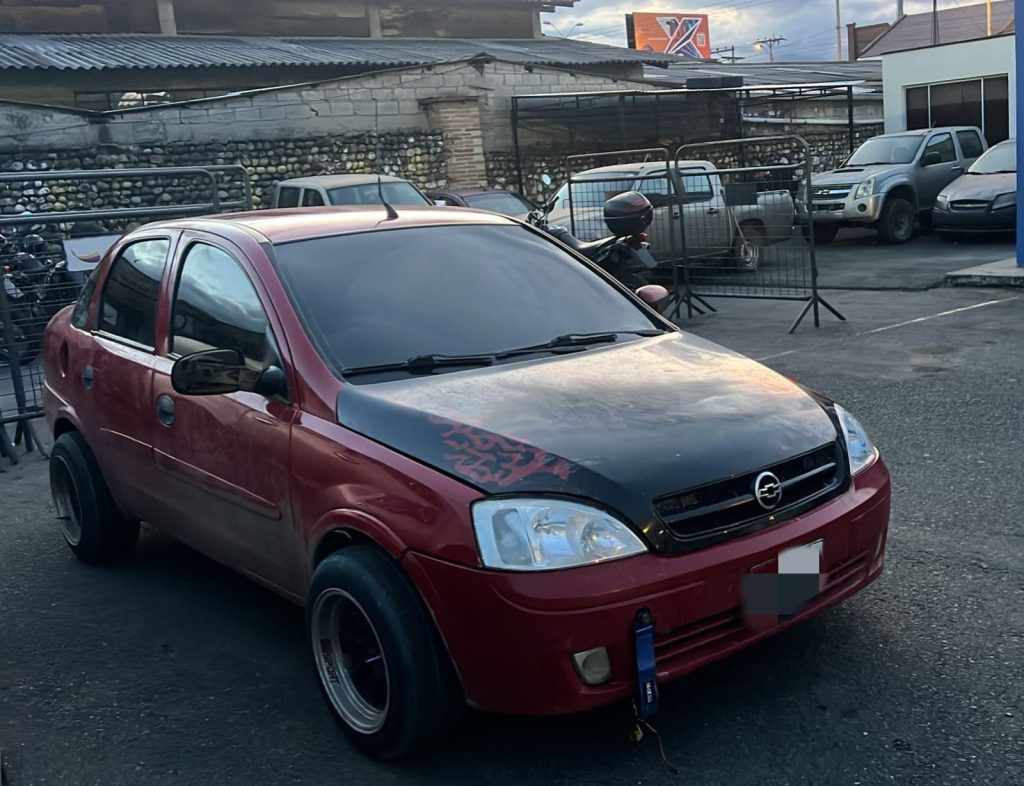 Uno de los cinco vehículos aprehendidos para investigaciones. Dos tenían alteradas las numeraciones alfanuméricas. /Cortesía