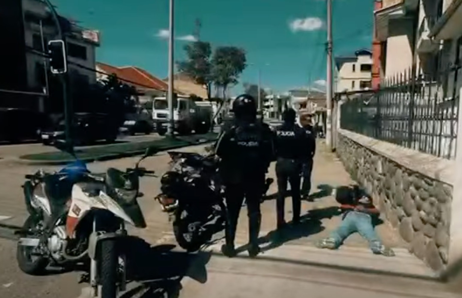 La Policía Nacional capturó a los dos sujetos en Cuenca. Foto captura