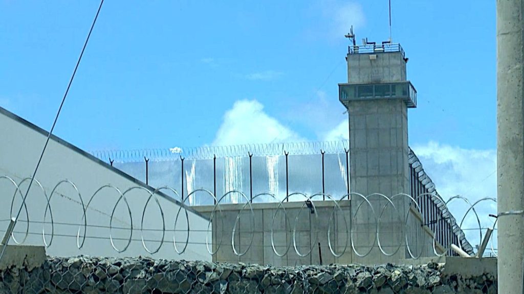 Una de las torres de la Cárcel del Encuentro.